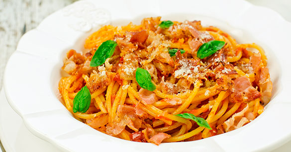 Spaghetti con tocineta y tomate