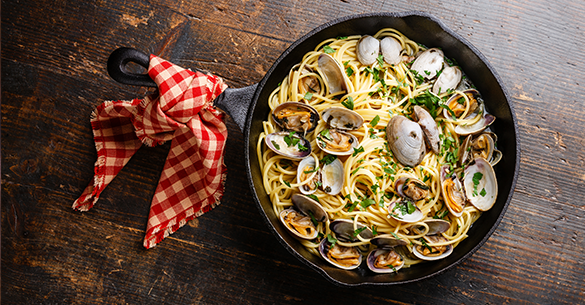 Pasta con almejas y vino blanco