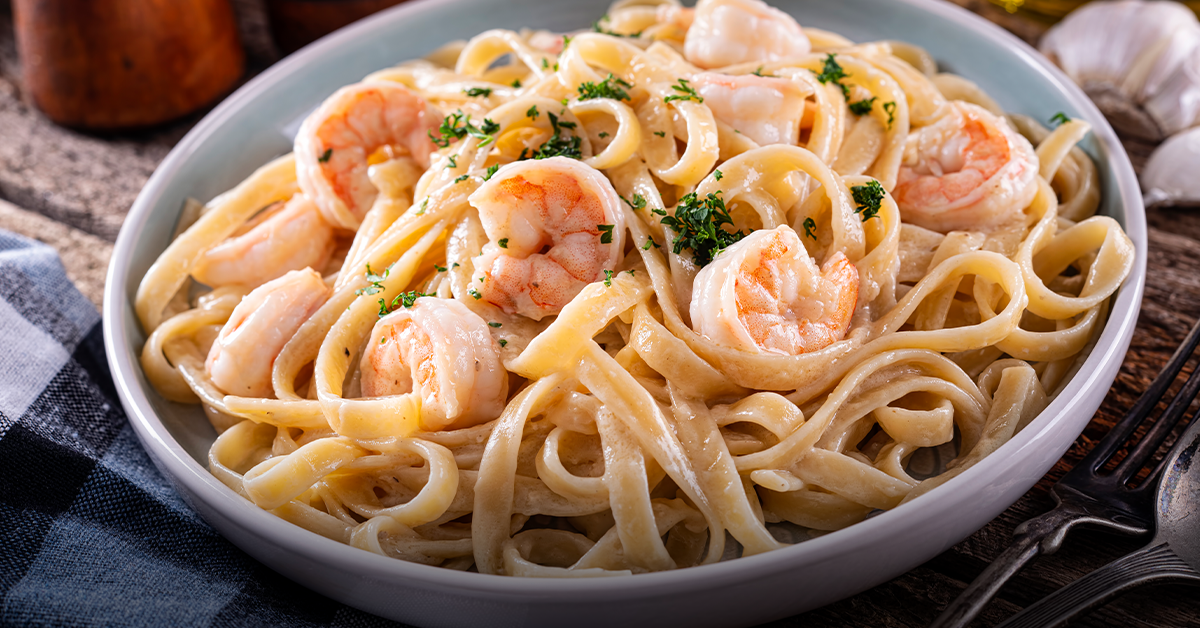 Tagliatelle en salsa Alfredo con camarones