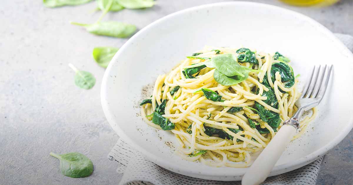 spaguettis-con-salsas-de-aguacate-y-espinacas