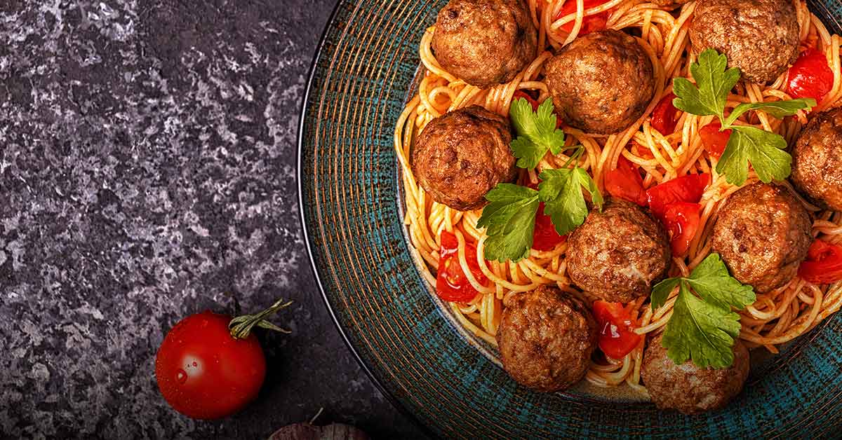 spaghettis-con-albondigas-y-salsa-de-tomate